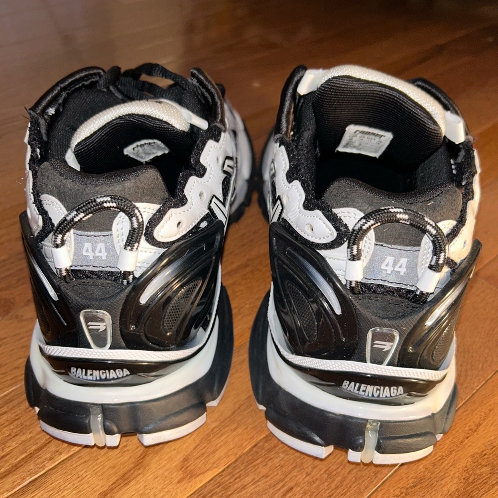 Black and white new balenciaga’s with bag and extra laces and box - Picture 3 of 6